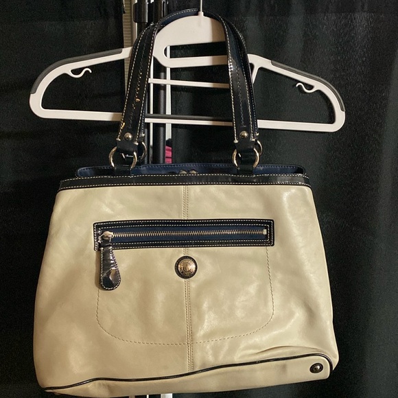 Coach leather shoulder bag. - Picture 1 of 8